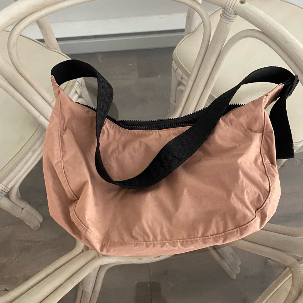BAGGU medium crescent Bag in ‘Taupe’